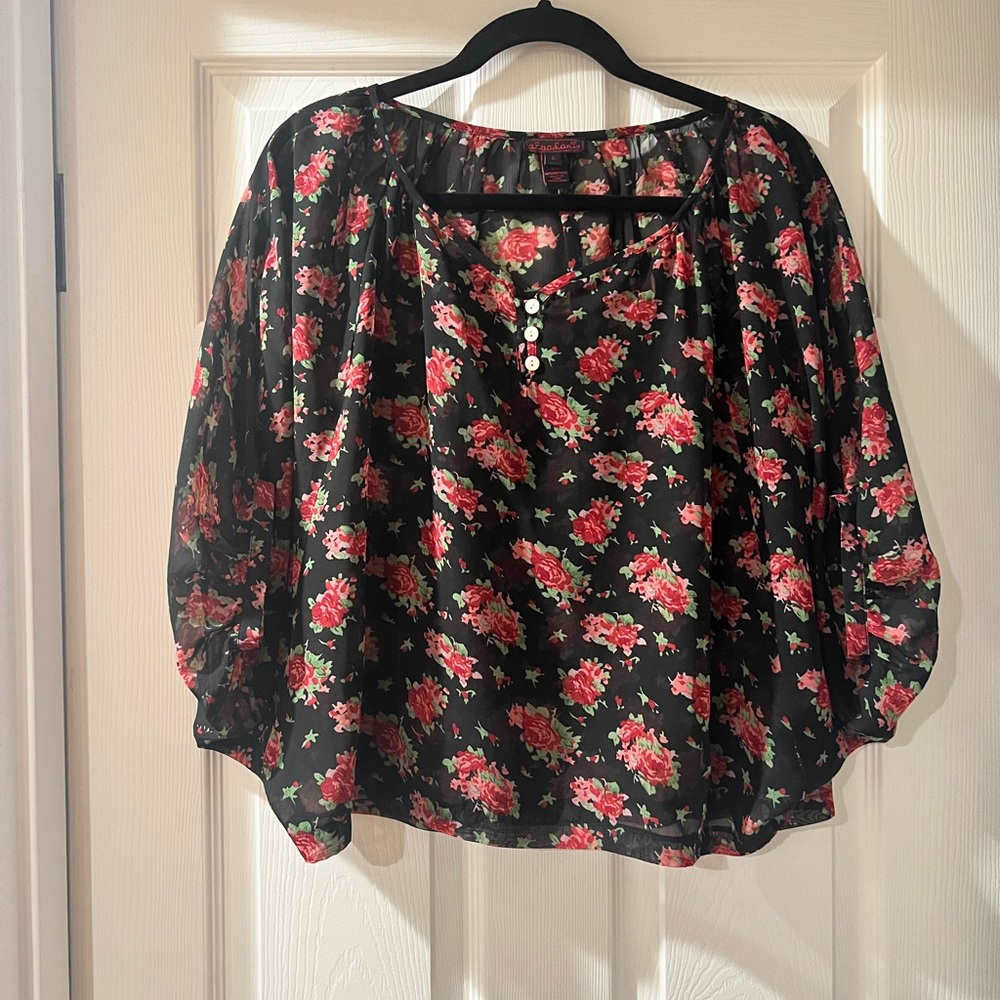 Akualani floral Black Blouse sheer. Size Small. Excellent condition.
